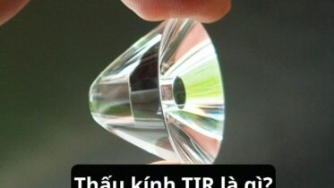 Hình ảnh minh họa thấu kính TIR trong đèn pin, cho thấy cấu trúc và khả năng truyền ánh sáng hiệu quả.