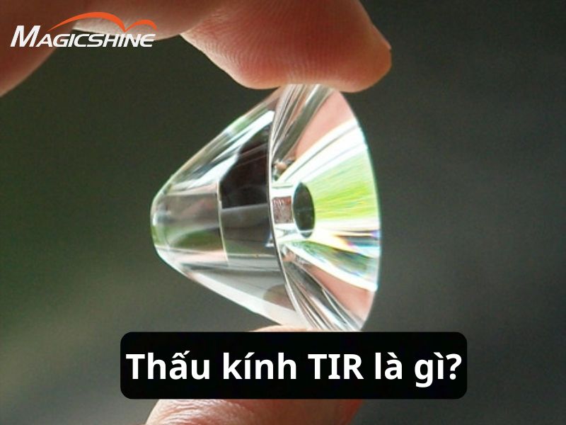 Hình ảnh minh họa thấu kính TIR trong đèn pin, cho thấy cấu trúc và khả năng truyền ánh sáng hiệu quả.