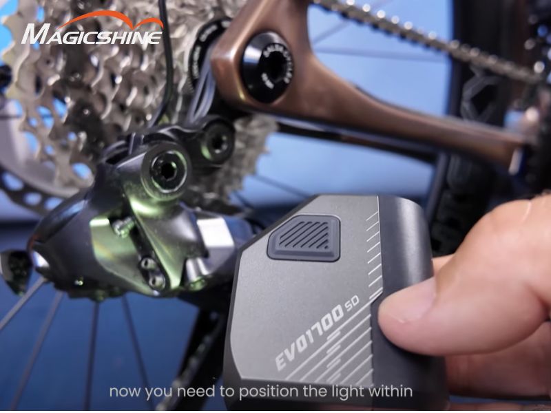 Magicshine EVO1700 có tính năng Shimano Di2