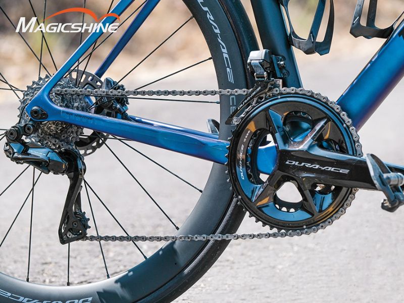 lợi ích của hệ thống Shimano Di2, bao gồm chuyển số tự động và độ chính xác cao