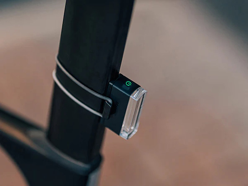 Đèn hậu Magicshine SEEMEE 20 V2.0 lắp trên cọc yên xe đạp