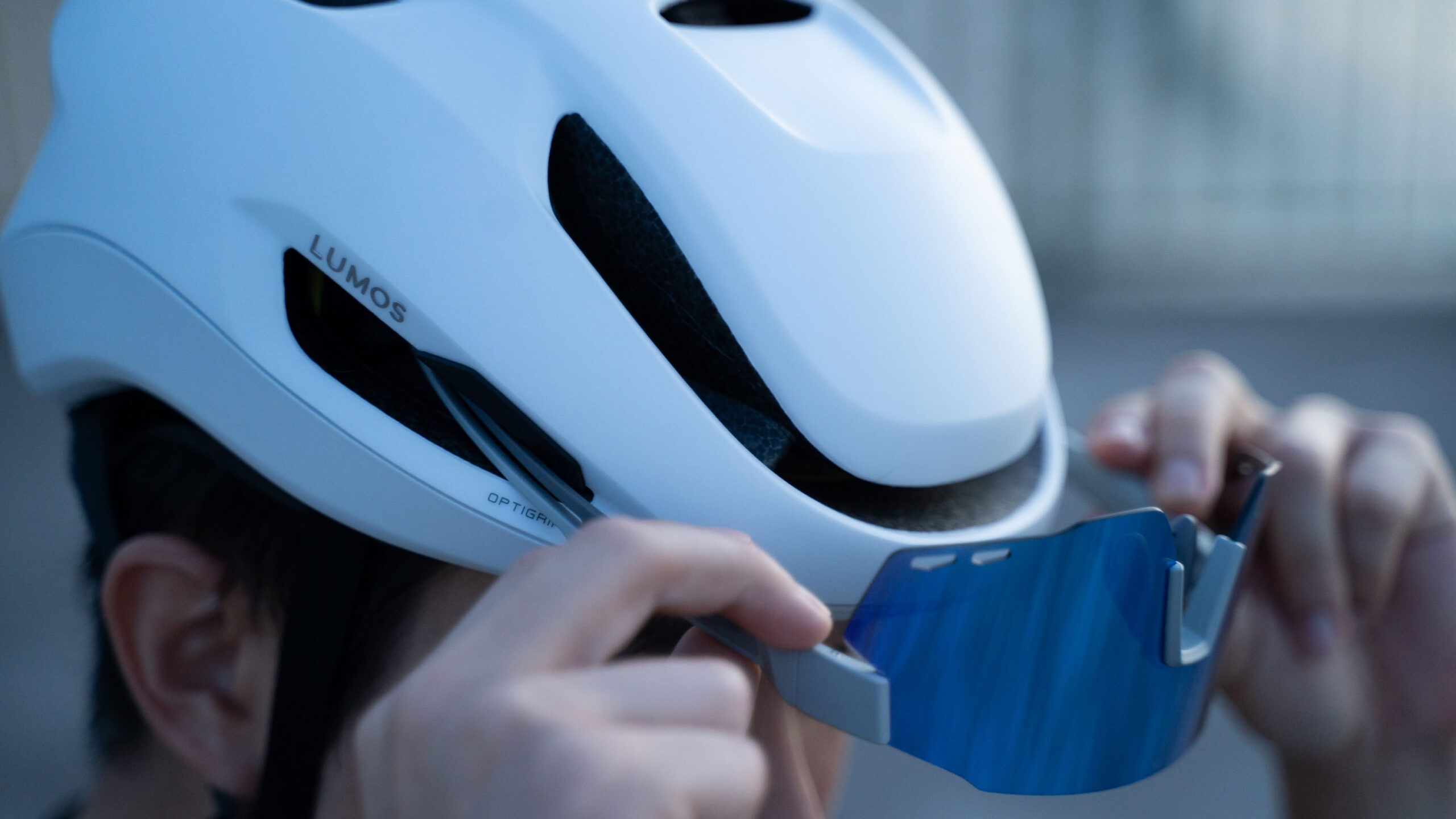 Mũ Lumos Ultra Aero GT khe cài kính OptiGrip chắc chắn