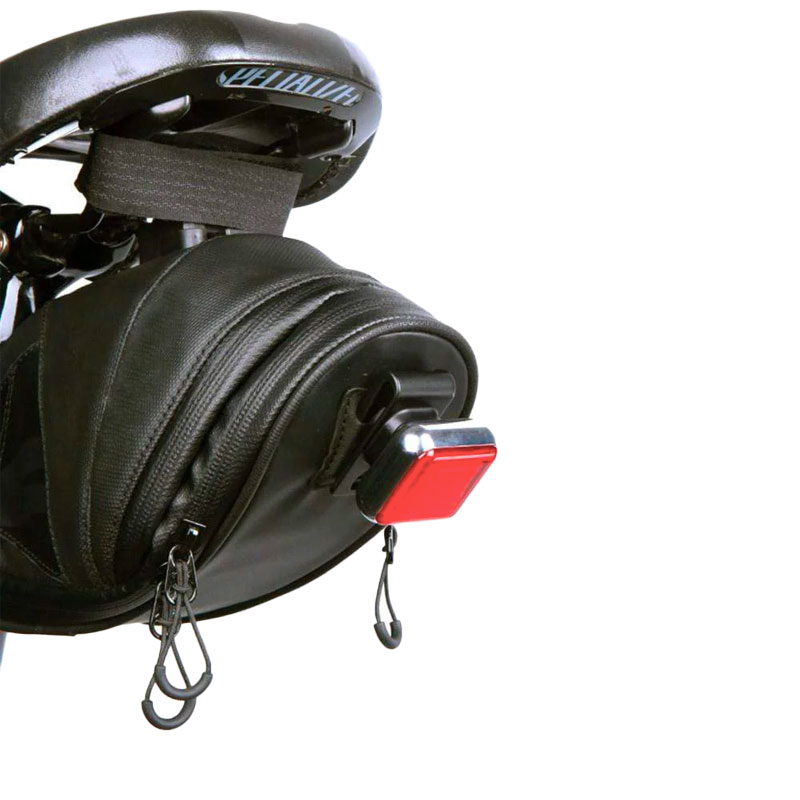 Kẹp Magicshine gắn đèn hậu lên túi yên xe đạp