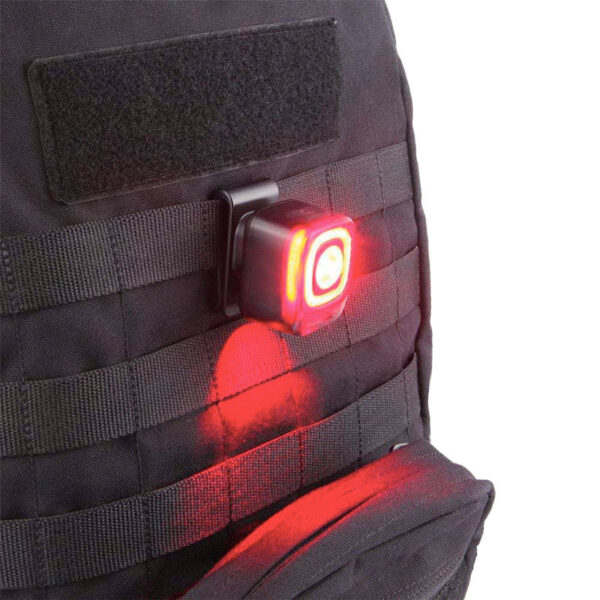 Kẹp đèn Magicshine gắn balo phản quang khi chạy bộ