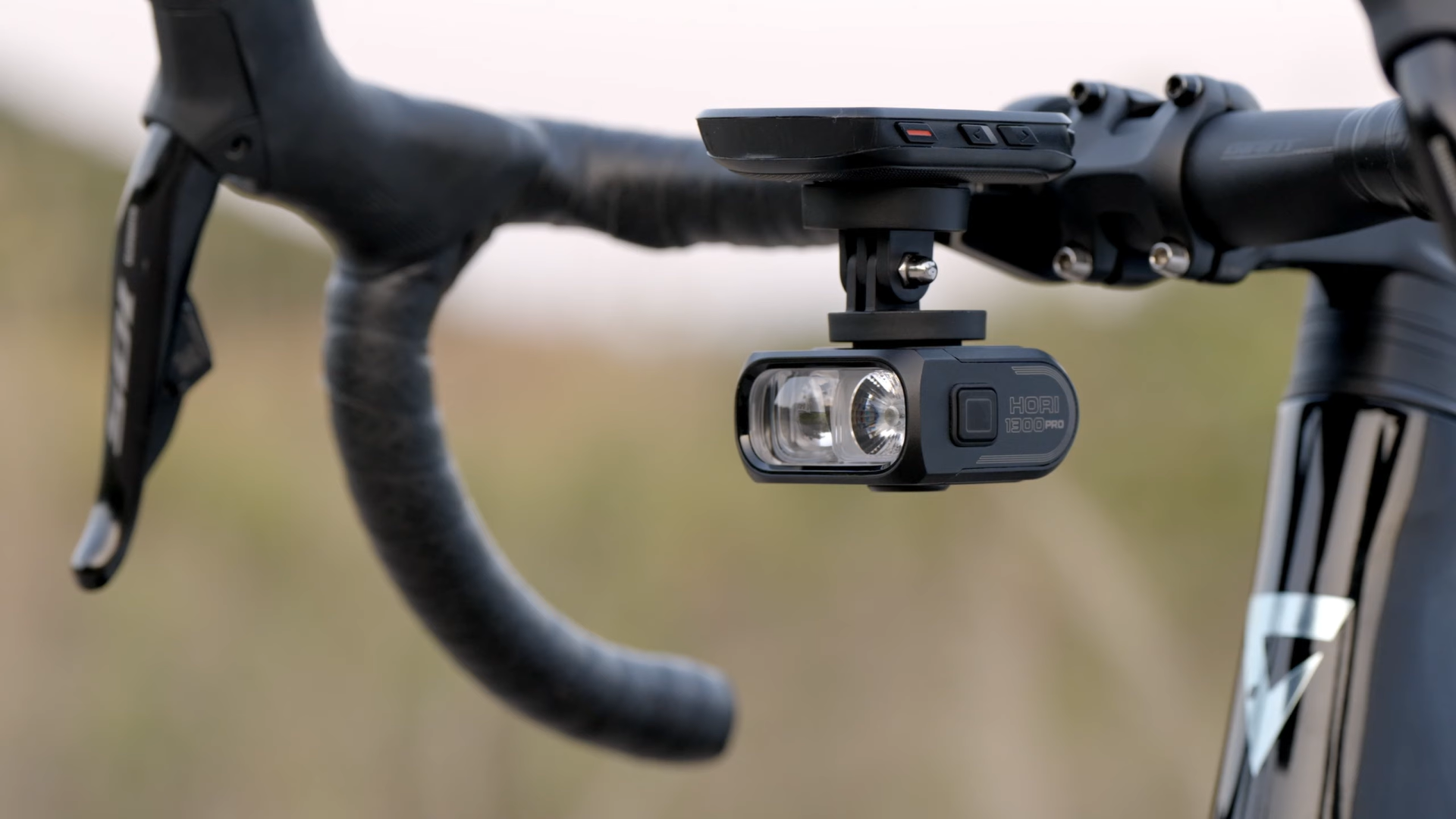 Đèn xe đạp Magicshine HORI 1300 PRO gắn dưới bike computer